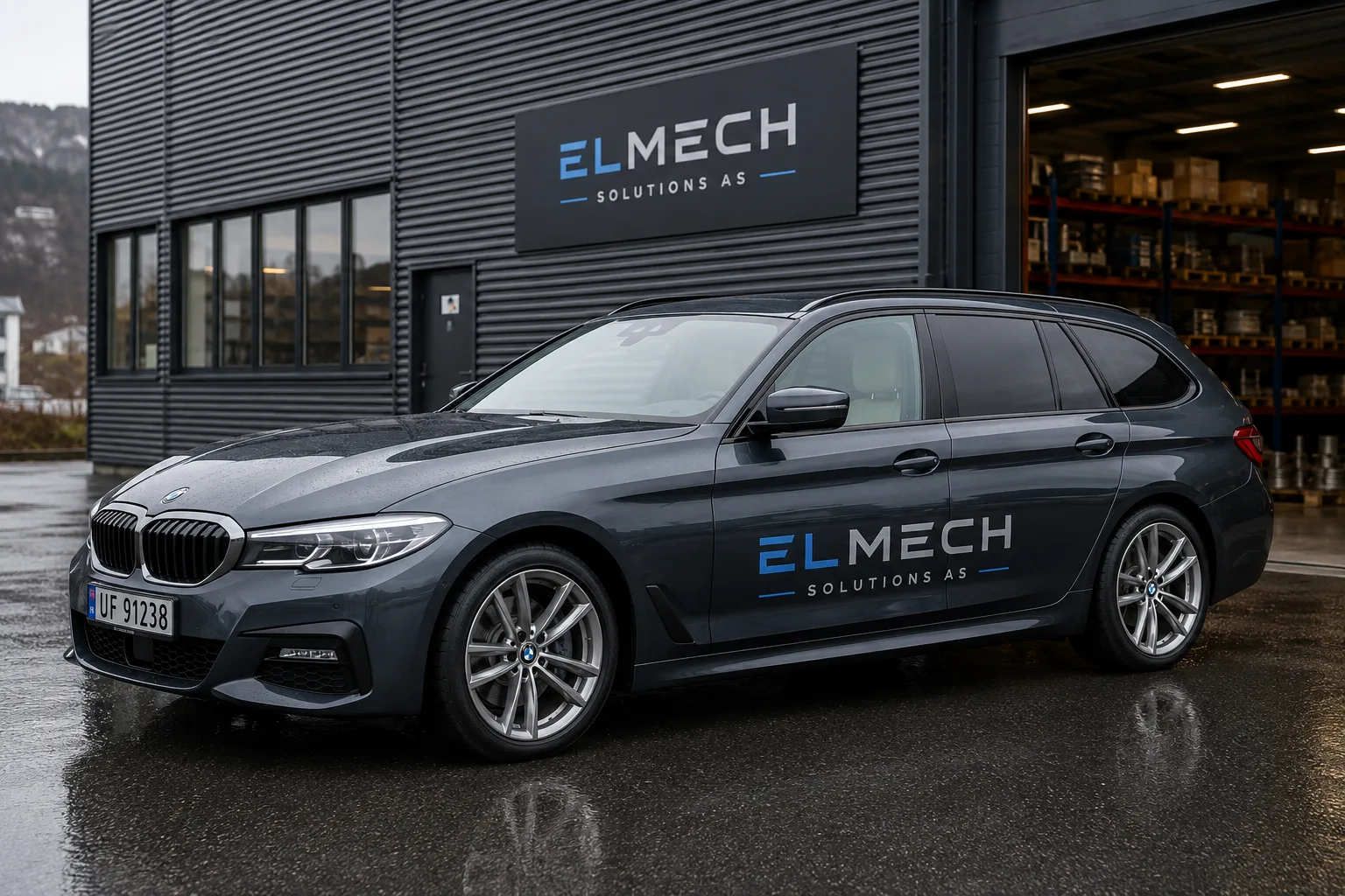 Mørk grå BMW stasjonsvogn med ELMECH Solutions AS-logo på sida, parkert utanfor varemottak